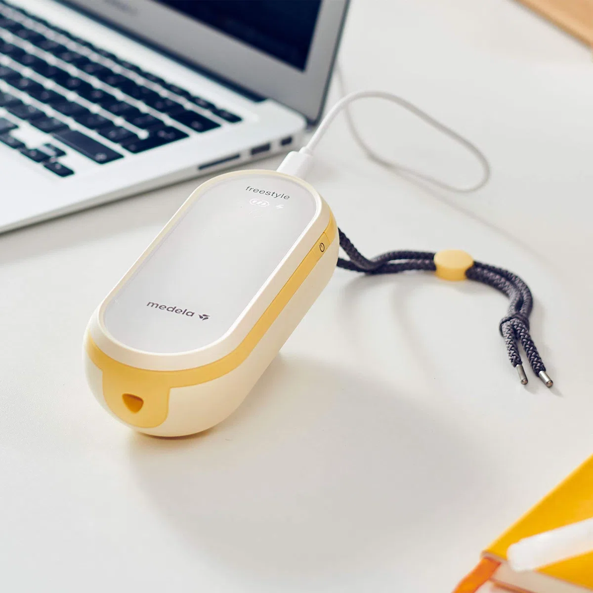 Medela Tire-lait électrique double Freestyle Flex – Design suisse compact avec port de charge USB en déplacement, avec boucliers Medela PersonalFit Flex, synchronisation avec l'application MyMedela