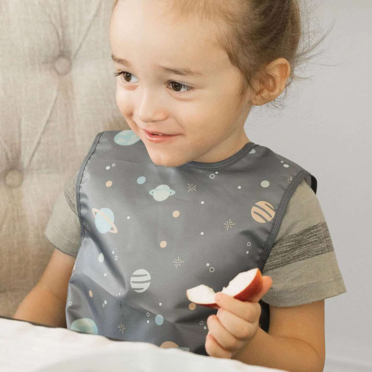 Tiny Twinkle Bavoirs Bébé Anti-Salissures – Tablier Étanche pour Diversification Menée par Bébé – 100% Polyester Recyclé, Bavoirs Tout-Petit Lavables en Machine (Espace, Petit 6–24 mois)