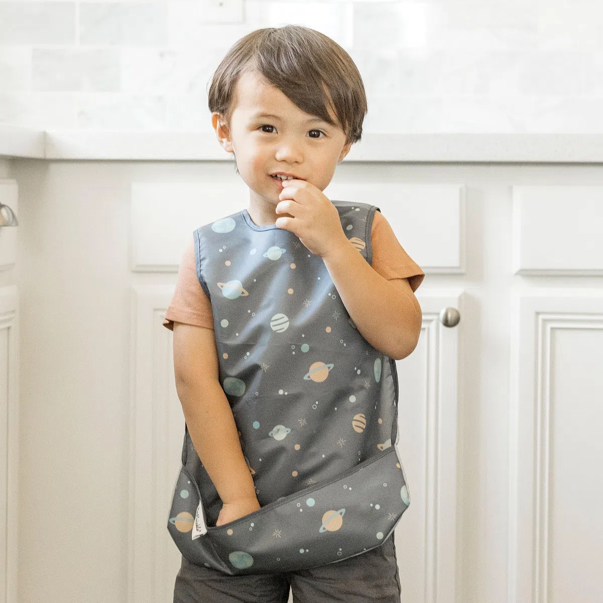Tiny Twinkle Bavoirs Bébé Anti-Salissures – Tablier Étanche pour Diversification Menée par Bébé – 100% Polyester Recyclé, Bavoirs Tout-Petit Lavables en Machine (Espace, Petit 6–24 mois)