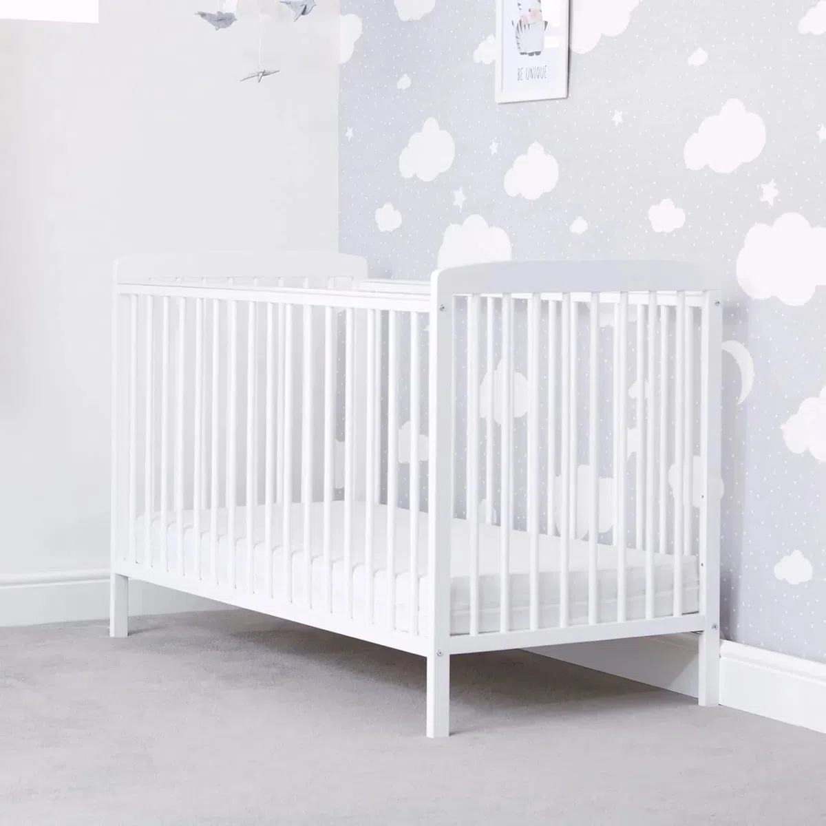 Baby Elegance Starlight Lit bébé en bois blanc avec hauteurs réglables, rails de dentition durables et design compact | Lit nouveau-né idéal pour les petits espaces | Matelas vendu séparément